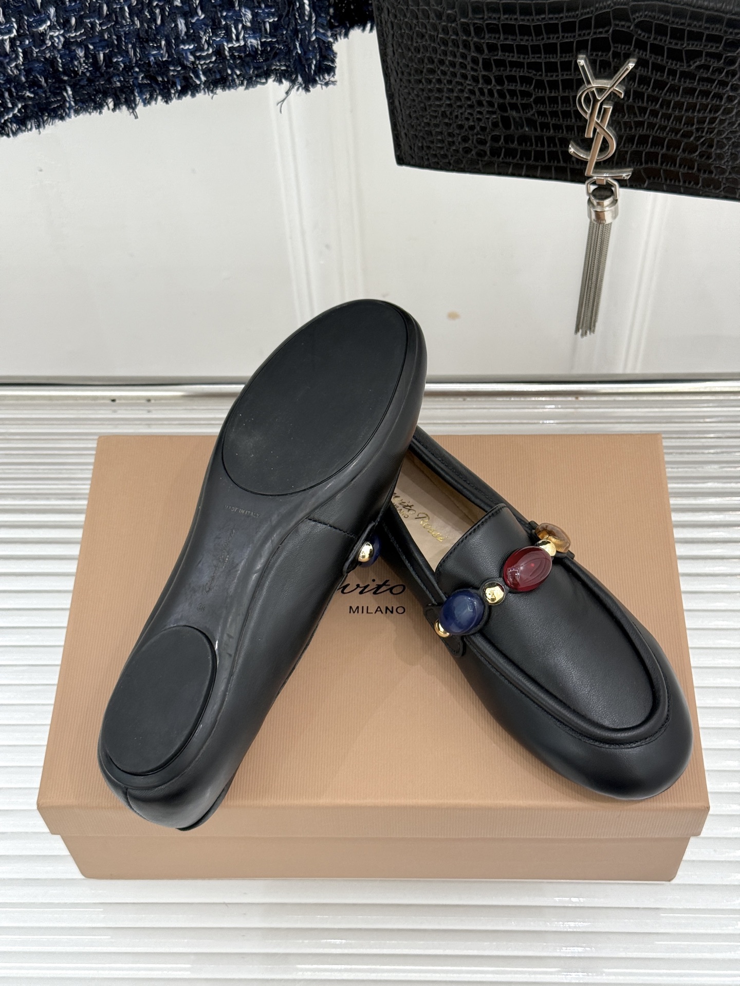 Gianvito Rossi 26WF新品 手工彩珠平底乐福鞋 手工彩珠缀出细碎柔光 麂皮鞋面自带柔雾肌理 平底软弹久走