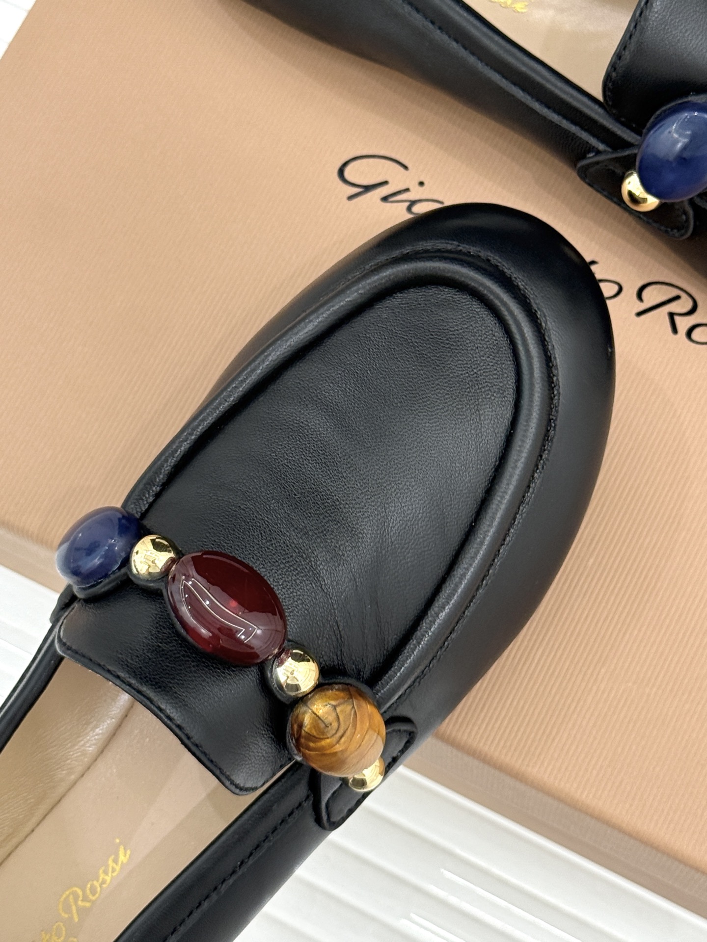 Gianvito Rossi 26WF新品 手工彩珠平底乐福鞋 手工彩珠缀出细碎柔光 麂皮鞋面自带柔雾肌理 平底软弹久走