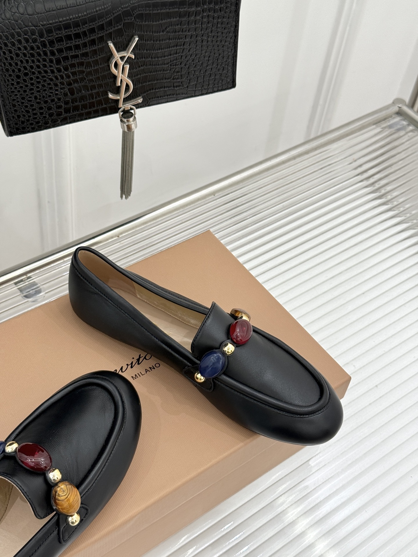 Gianvito Rossi 26WF新品 手工彩珠平底乐福鞋 手工彩珠缀出细碎柔光 麂皮鞋面自带柔雾肌理 平底软弹久走