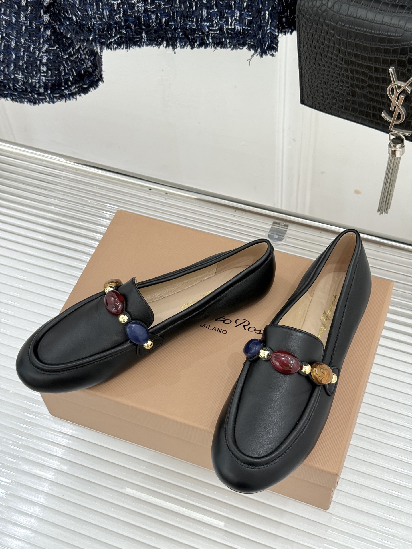 Gianvito Rossi 26WF新品 手工彩珠平底乐福鞋 手工彩珠缀出细碎柔光 麂皮鞋面自带柔雾肌理 平底软弹久走