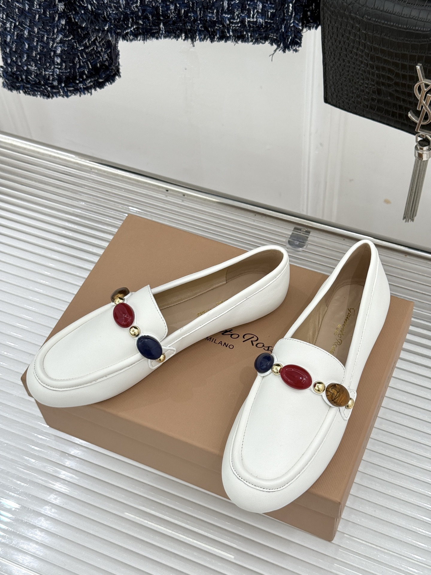 Gianvito Rossi 26WF新品 手工彩珠平底乐福鞋 手工彩珠缀出细碎柔光 麂皮鞋面自带柔雾肌理 平底软弹久走