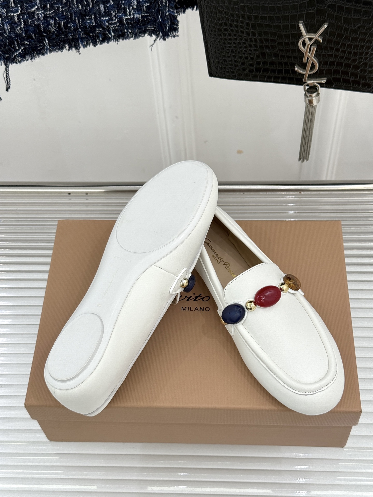 Gianvito Rossi 26WF新品 手工彩珠平底乐福鞋 手工彩珠缀出细碎柔光 麂皮鞋面自带柔雾肌理 平底软弹久走