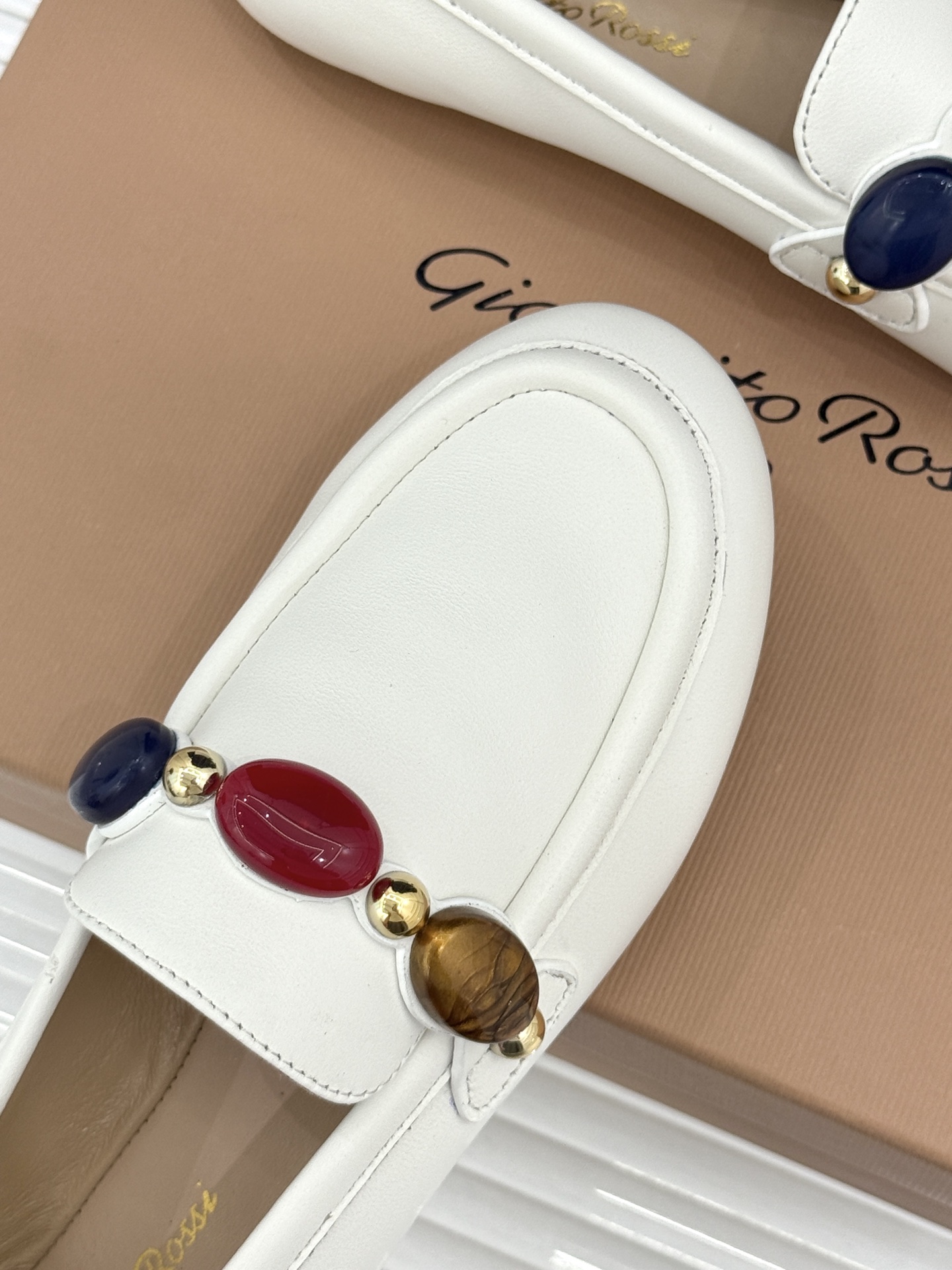 Gianvito Rossi 26WF新品 手工彩珠平底乐福鞋 手工彩珠缀出细碎柔光 麂皮鞋面自带柔雾肌理 平底软弹久走