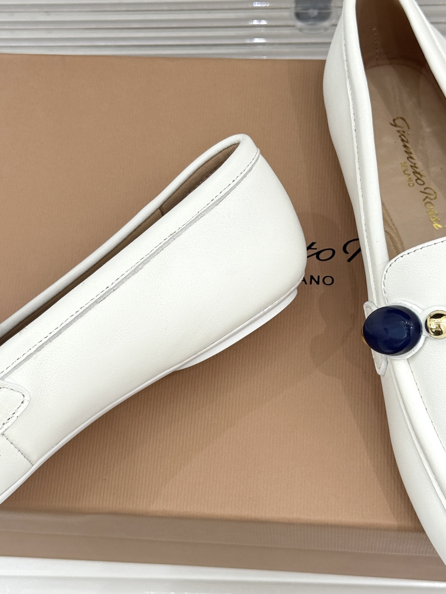 Gianvito Rossi 26WF新品 手工彩珠平底乐福鞋 手工彩珠缀出细碎柔光 麂皮鞋面自带柔雾肌理 平底软弹久走