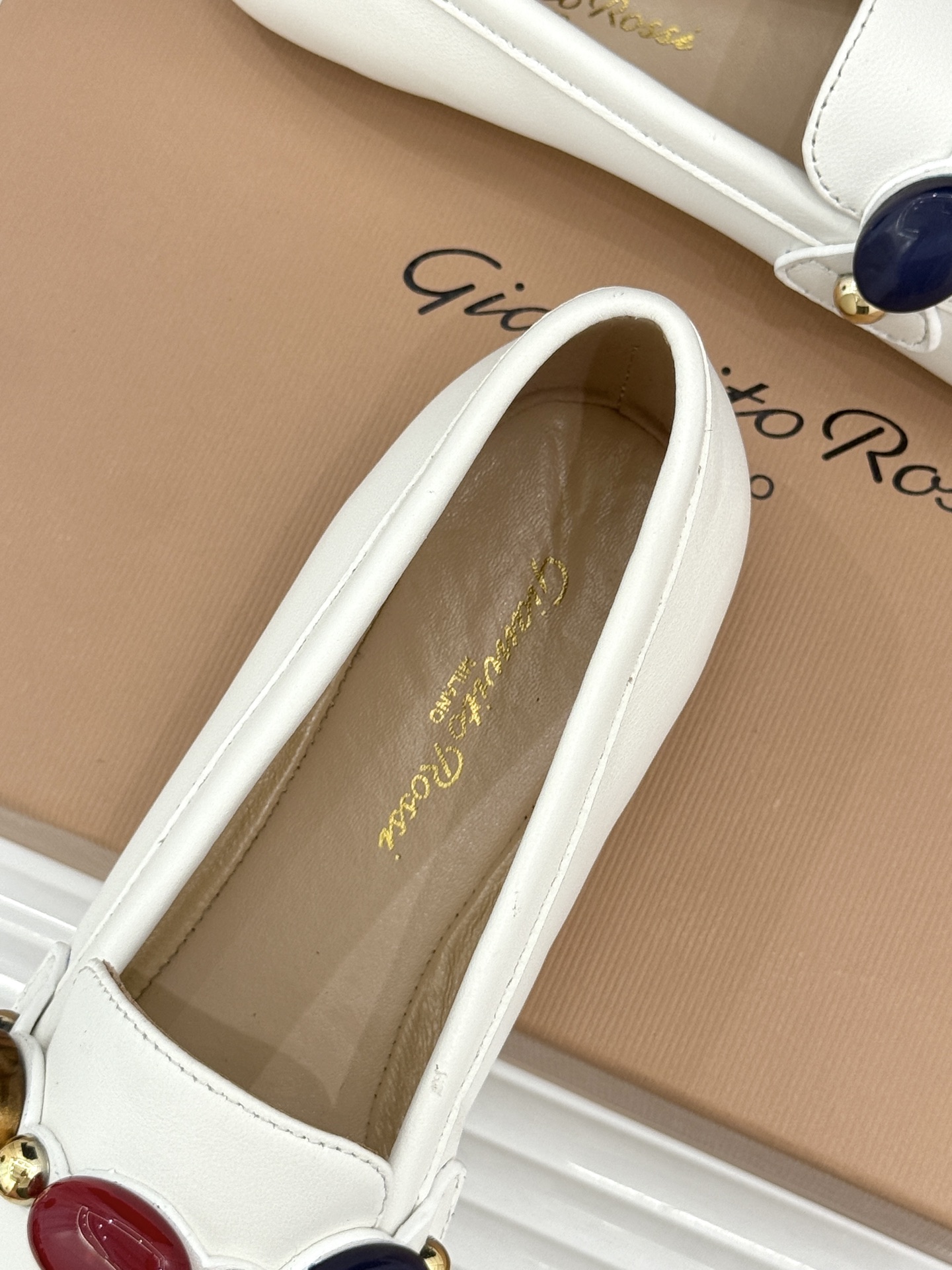 Gianvito Rossi 26WF新品 手工彩珠平底乐福鞋 手工彩珠缀出细碎柔光 麂皮鞋面自带柔雾肌理 平底软弹久走