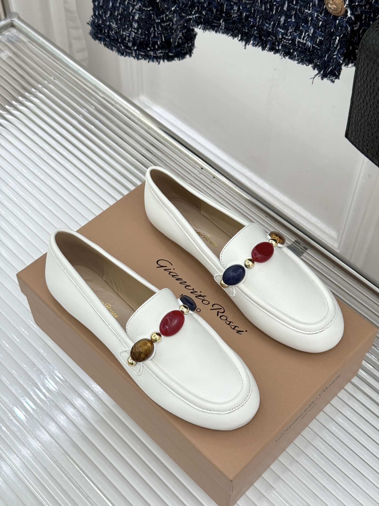 Gianvito Rossi 26WF新品 手工彩珠平底乐福鞋 手工彩珠缀出细碎柔光 麂皮鞋面自带柔雾肌理 平底软弹久走