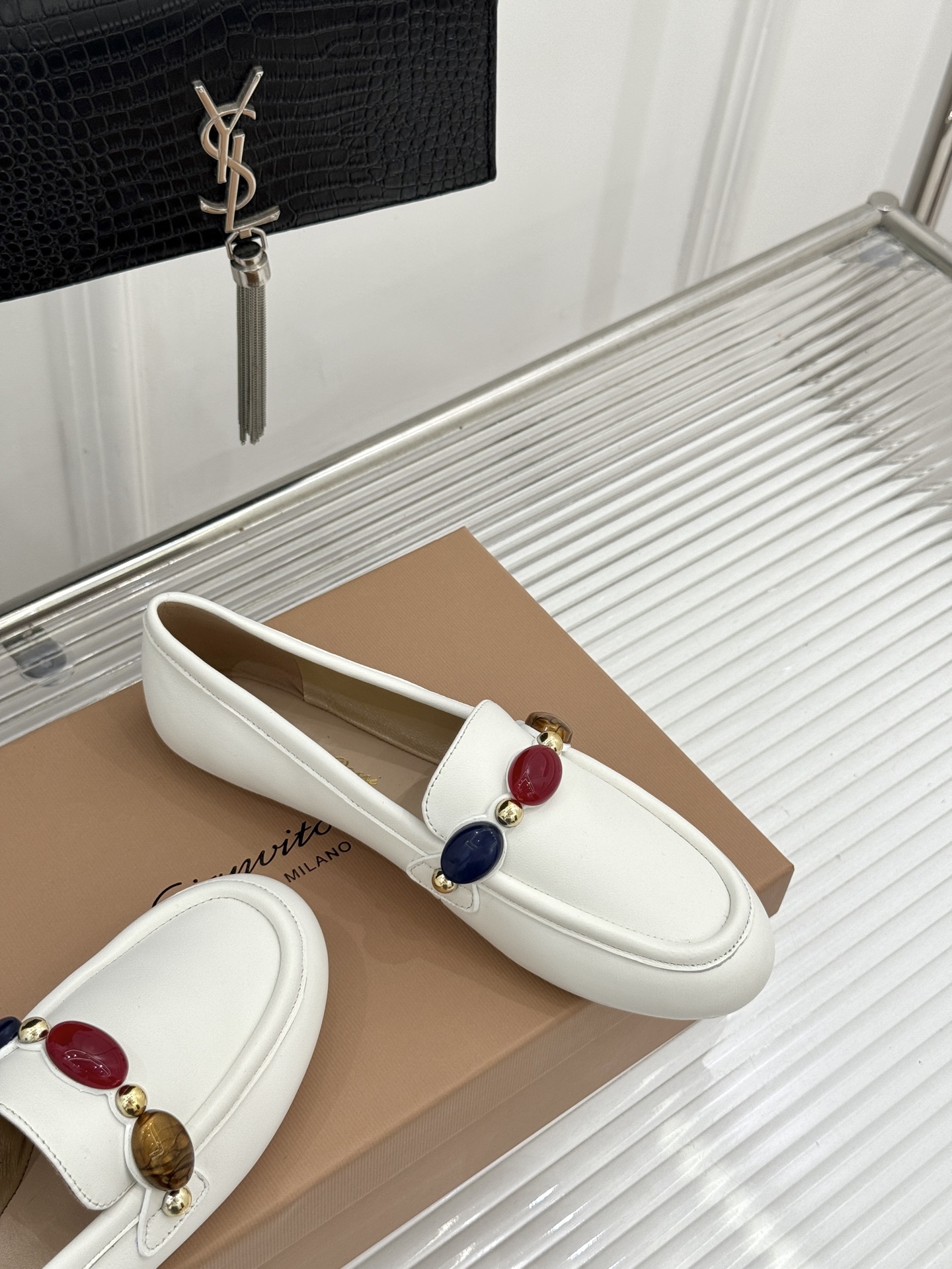 Gianvito Rossi 26WF新品 手工彩珠平底乐福鞋 手工彩珠缀出细碎柔光 麂皮鞋面自带柔雾肌理 平底软弹久走