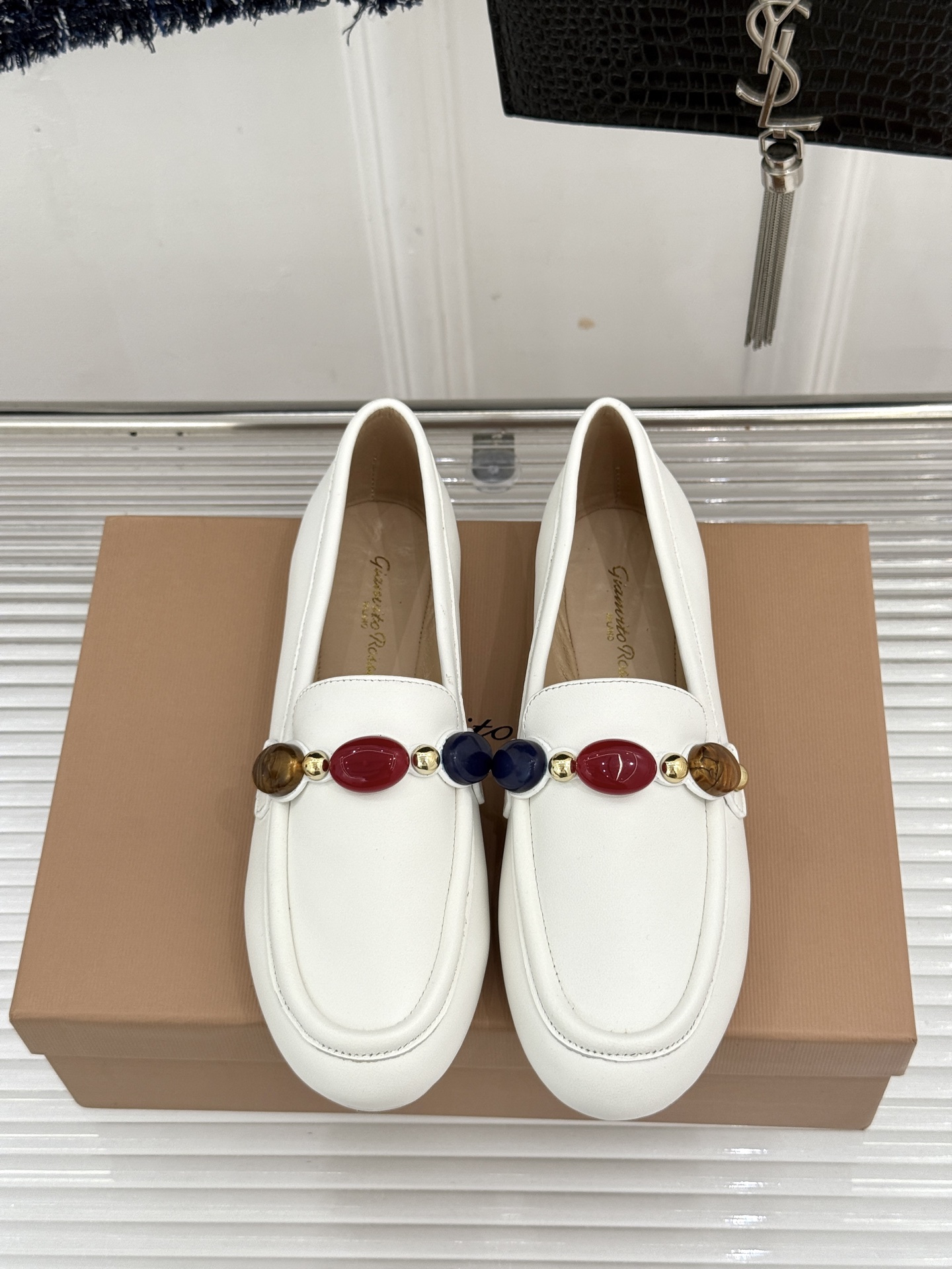 Gianvito Rossi 26WF新品 手工彩珠平底乐福鞋 手工彩珠缀出细碎柔光 麂皮鞋面自带柔雾肌理 平底软弹久走