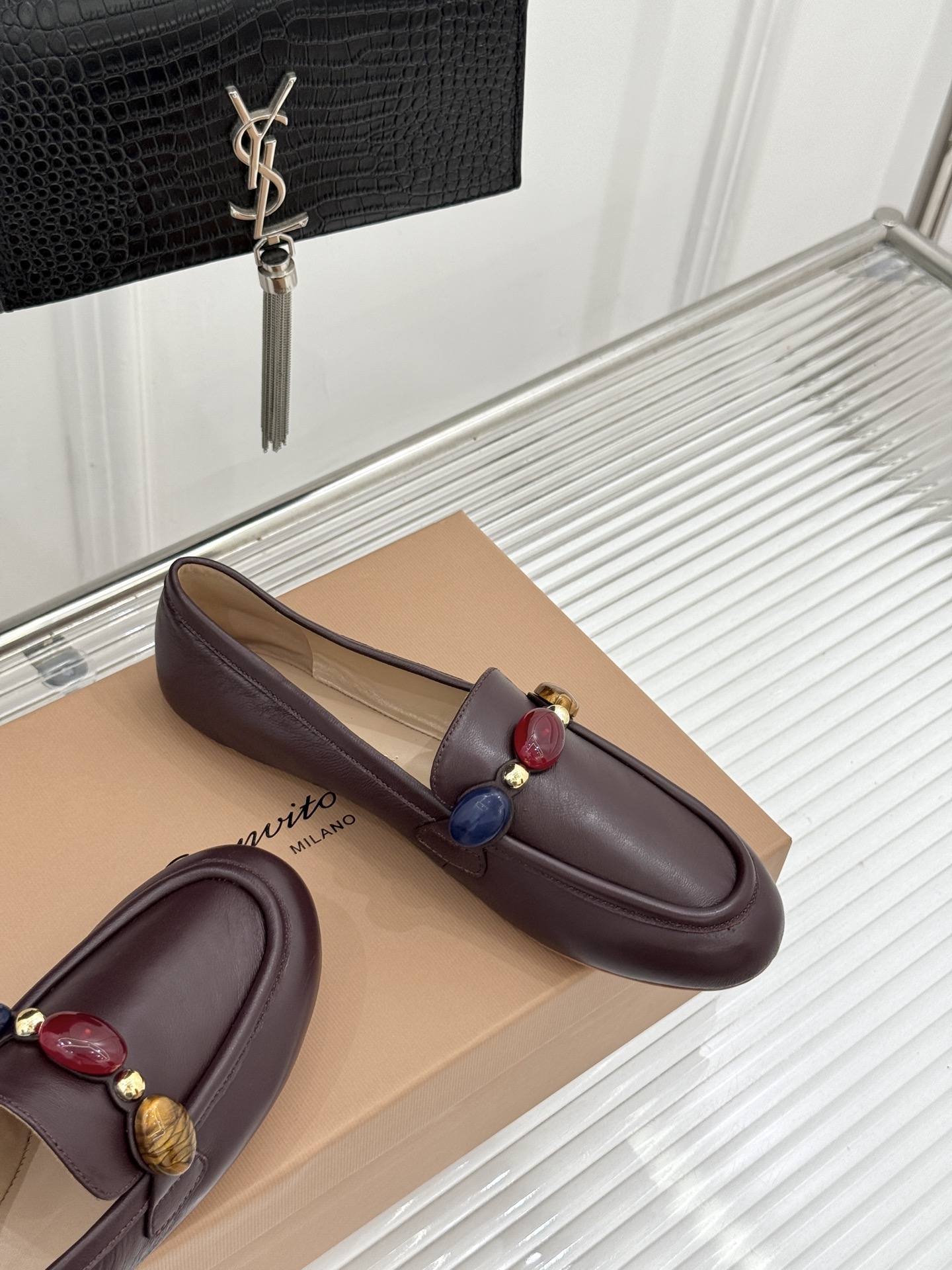 Gianvito Rossi 26WF新品 手工彩珠平底乐福鞋 手工彩珠缀出细碎柔光 麂皮鞋面自带柔雾肌理 平底软弹久走