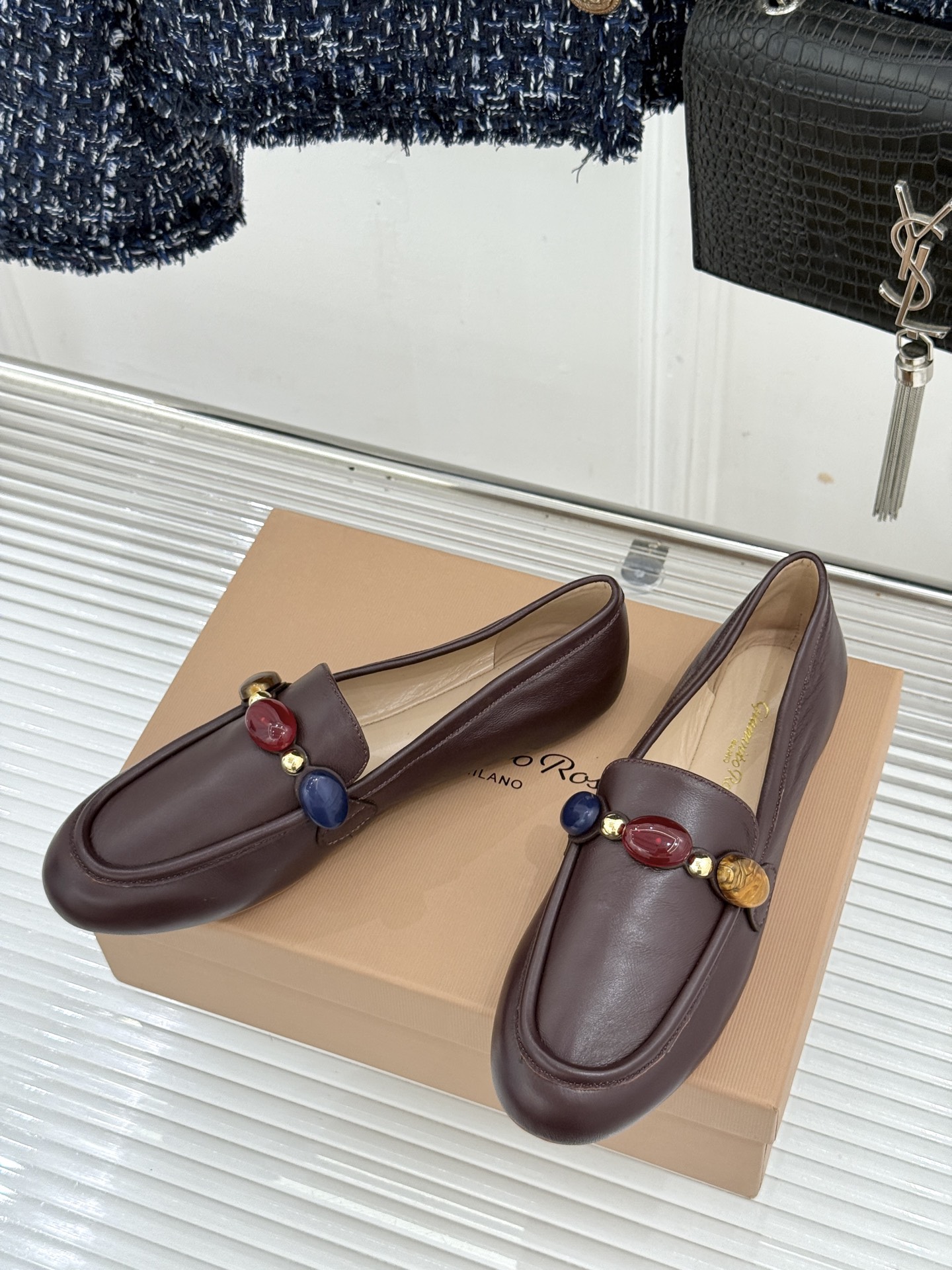 Gianvito Rossi 26WF新品 手工彩珠平底乐福鞋 手工彩珠缀出细碎柔光 麂皮鞋面自带柔雾肌理 平底软弹久走