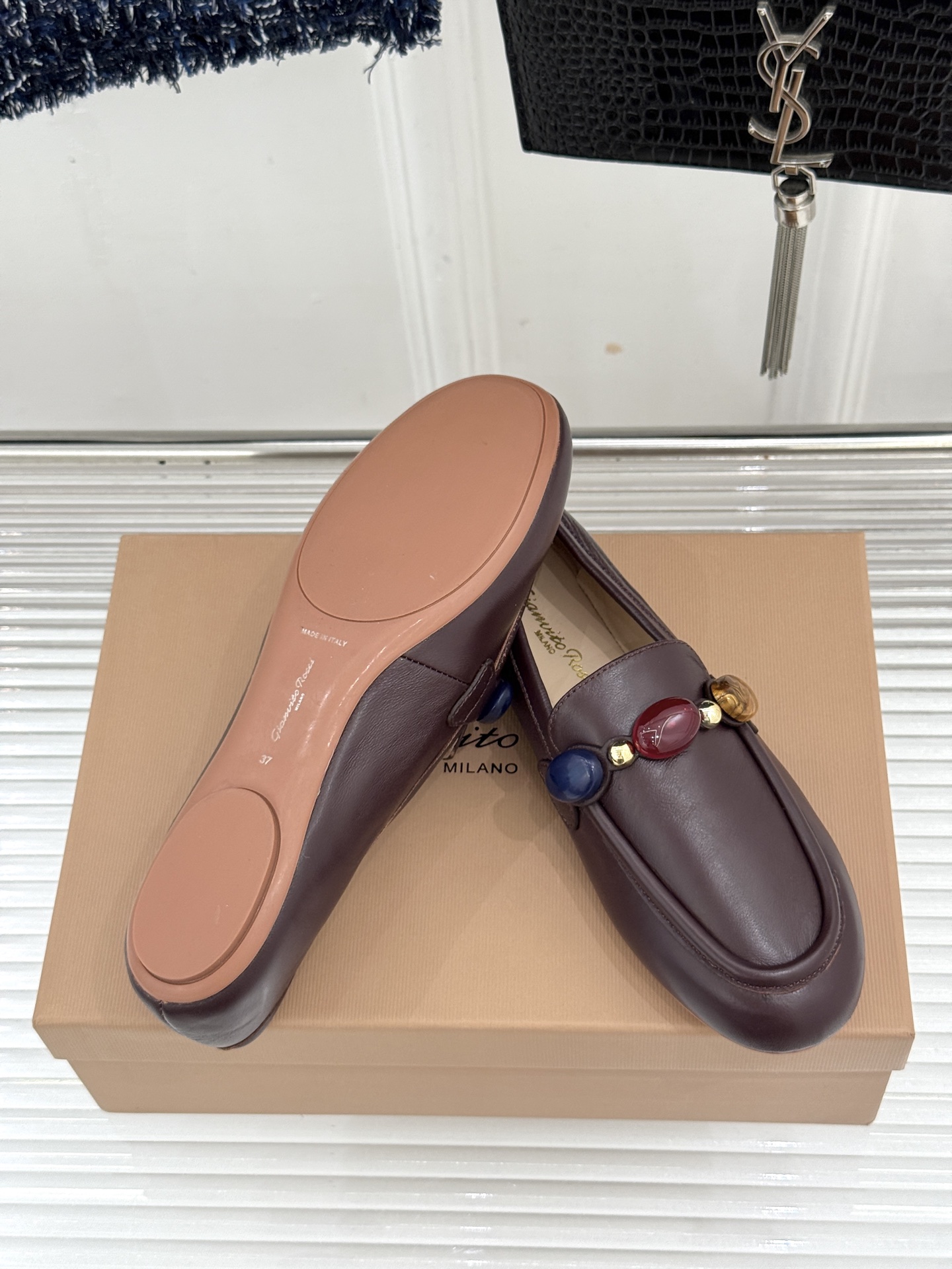 Gianvito Rossi 26WF新品 手工彩珠平底乐福鞋 手工彩珠缀出细碎柔光 麂皮鞋面自带柔雾肌理 平底软弹久走