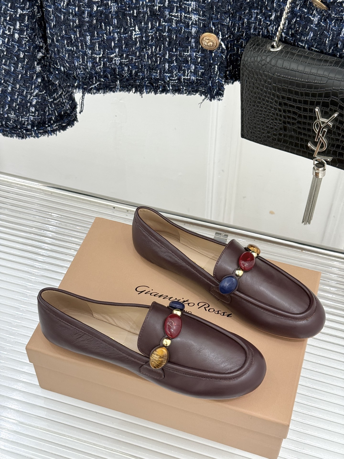 Gianvito Rossi 26WF新品 手工彩珠平底乐福鞋 手工彩珠缀出细碎柔光 麂皮鞋面自带柔雾肌理 平底软弹久走