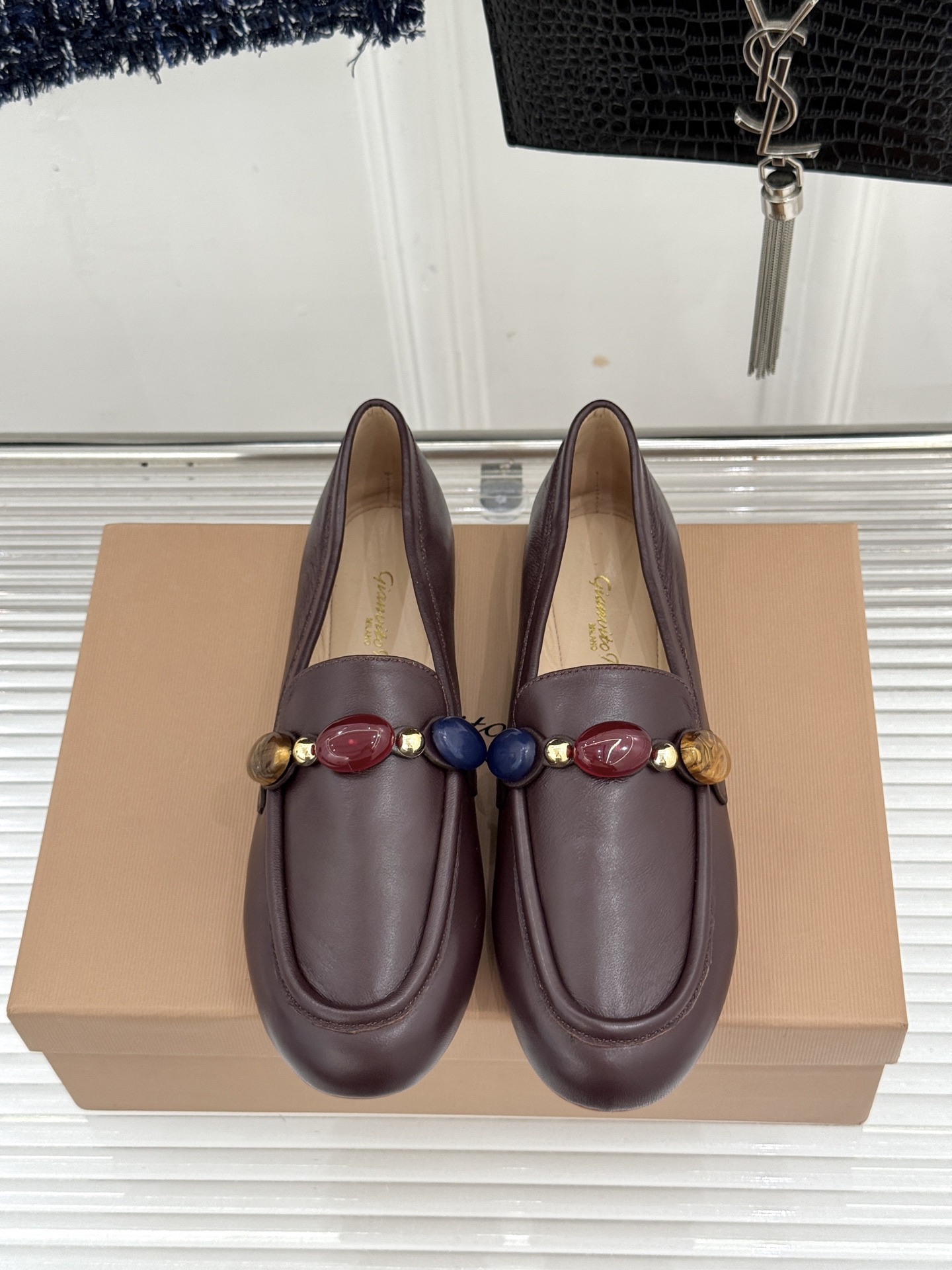 Gianvito Rossi 26WF新品 手工彩珠平底乐福鞋 手工彩珠缀出细碎柔光 麂皮鞋面自带柔雾肌理 平底软弹久走