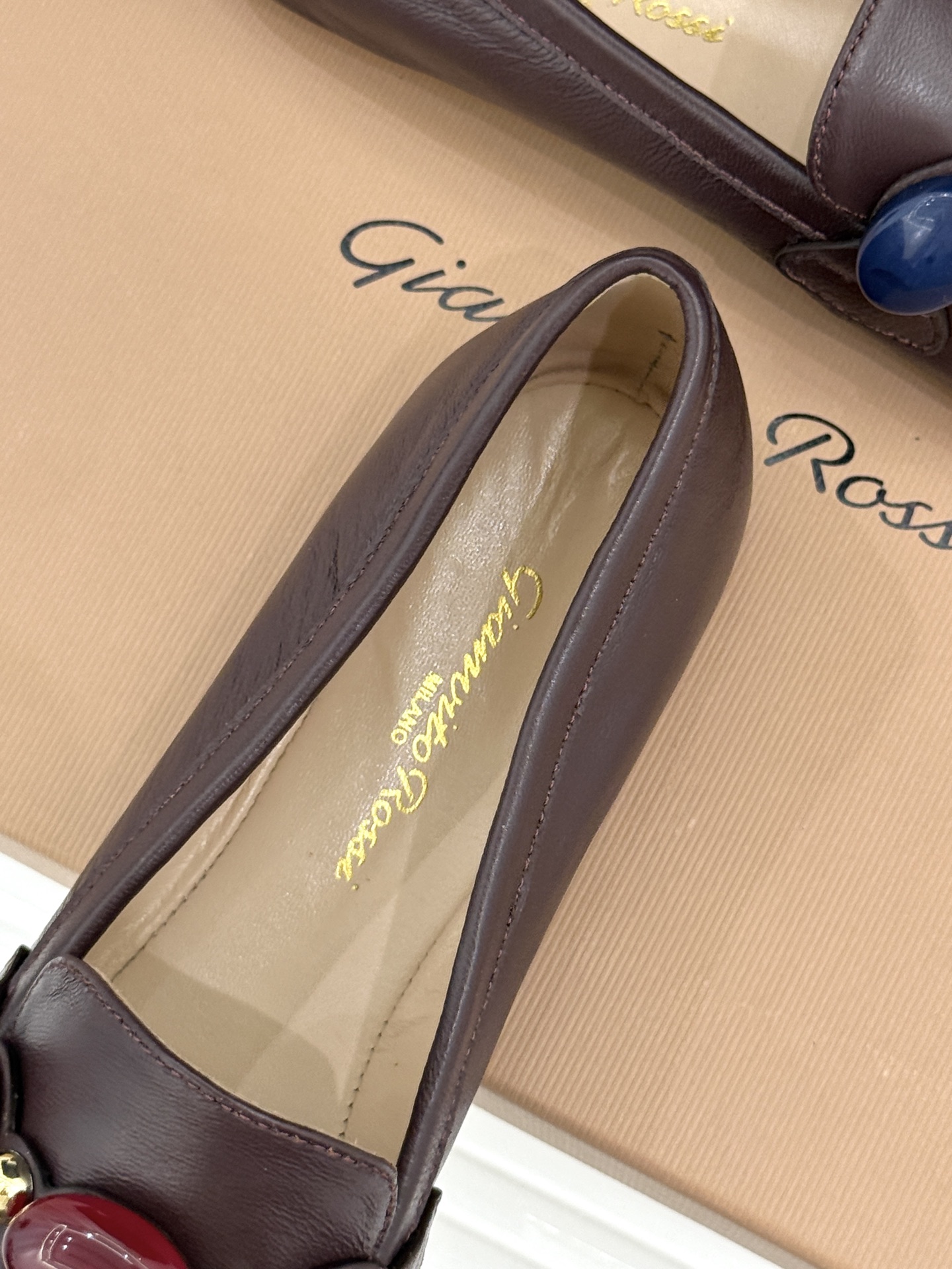 Gianvito Rossi 26WF新品 手工彩珠平底乐福鞋 手工彩珠缀出细碎柔光 麂皮鞋面自带柔雾肌理 平底软弹久走