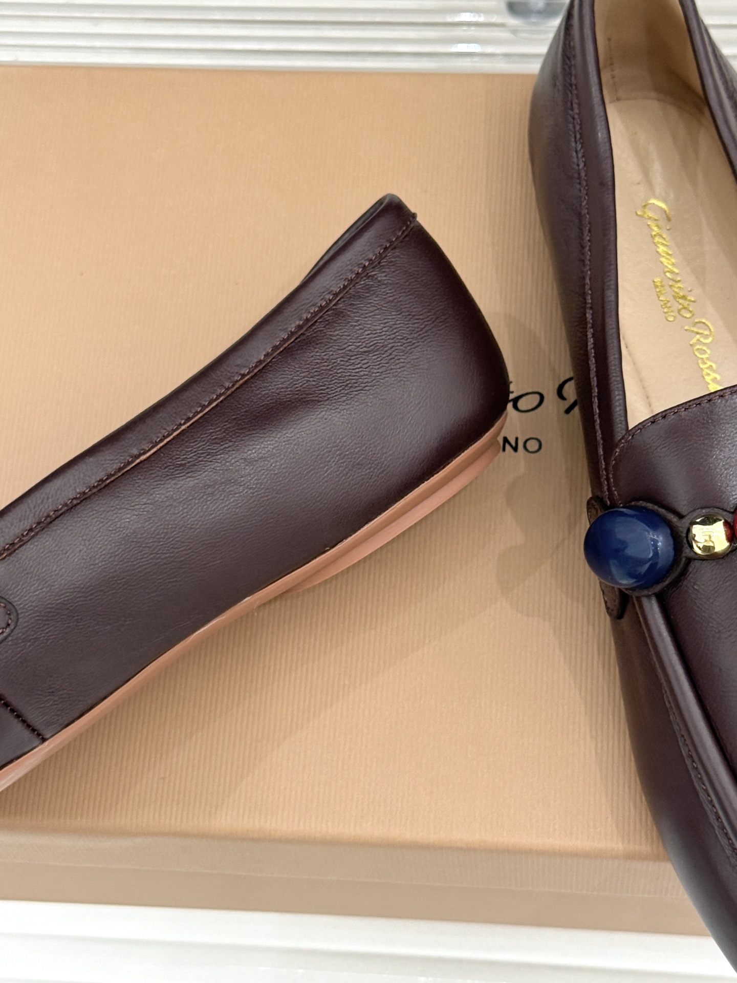 Gianvito Rossi 26WF新品 手工彩珠平底乐福鞋 手工彩珠缀出细碎柔光 麂皮鞋面自带柔雾肌理 平底软弹久走