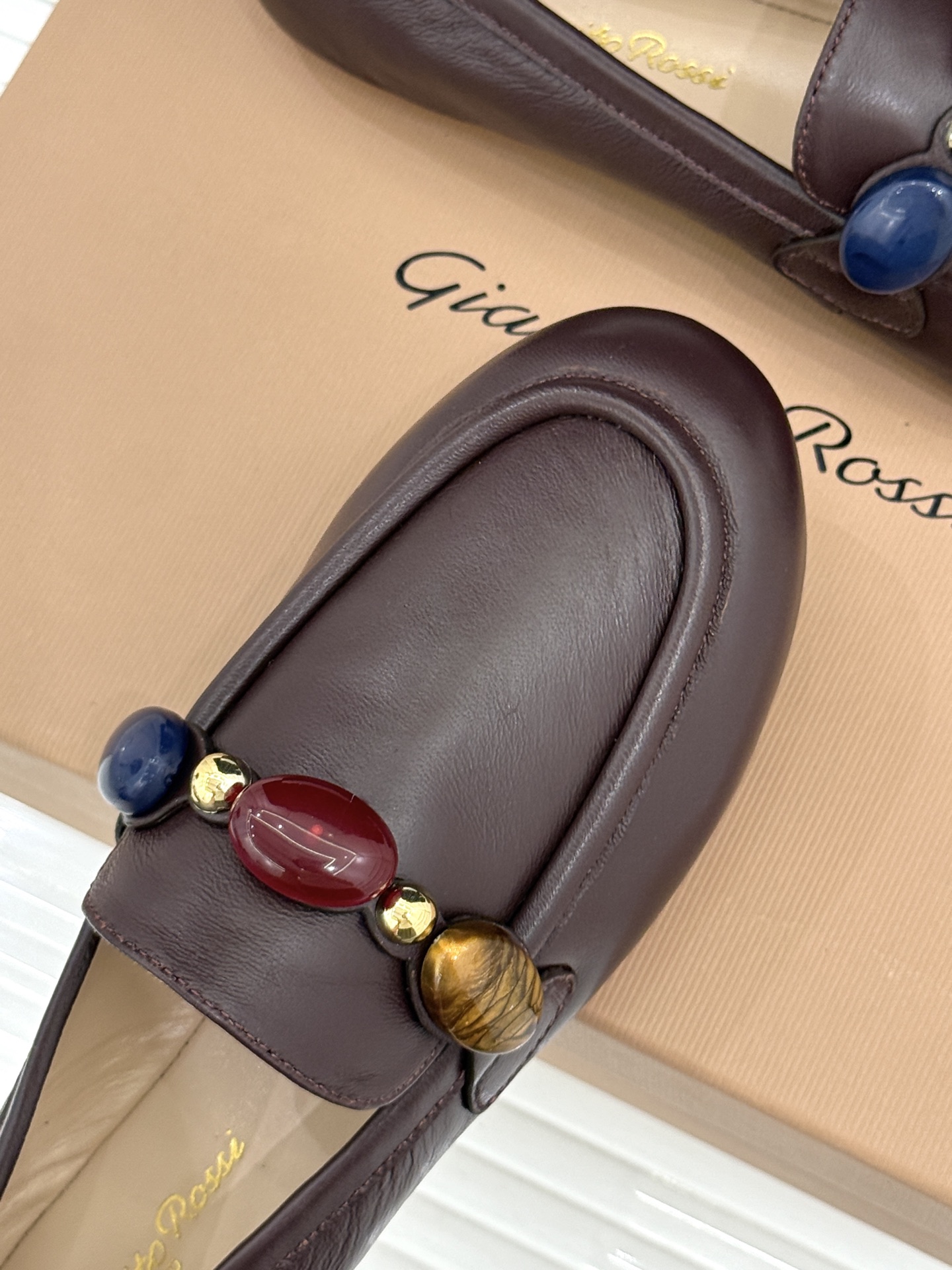 Gianvito Rossi 26WF新品 手工彩珠平底乐福鞋 手工彩珠缀出细碎柔光 麂皮鞋面自带柔雾肌理 平底软弹久走