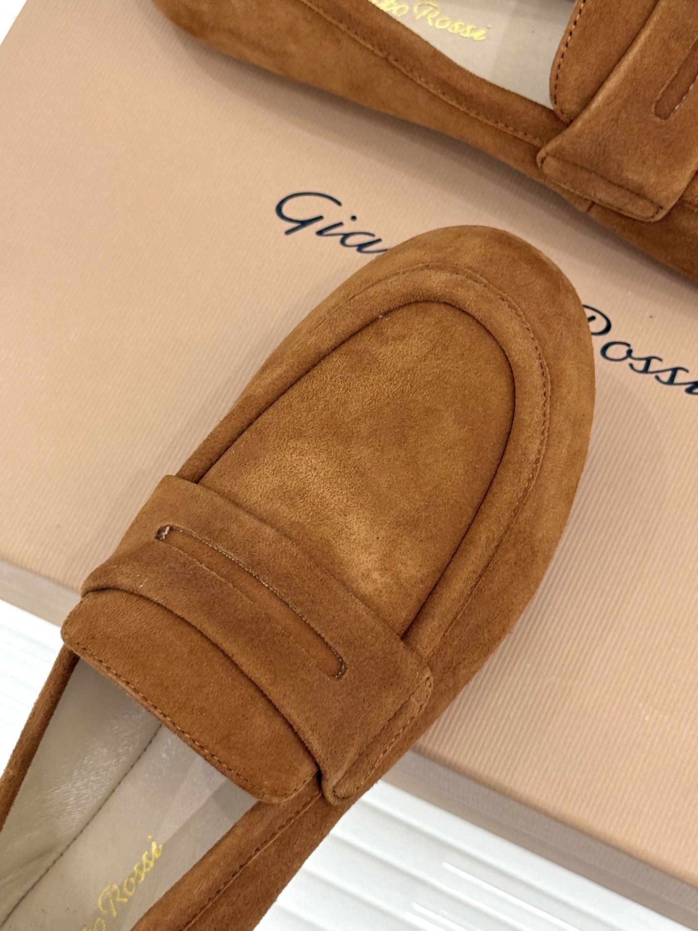 Gianvito Rossi 26WF新品 麂皮复古平底乐福鞋 麂皮复古自带高级肌理 平底软弹久走不累 一脚蹬穿脱超省心 Gianvito Rossi 26WF新品 麂皮复古平底乐福鞋 麂皮复古自带高级肌理 平底软弹久走不累 一脚蹬穿脱超省心