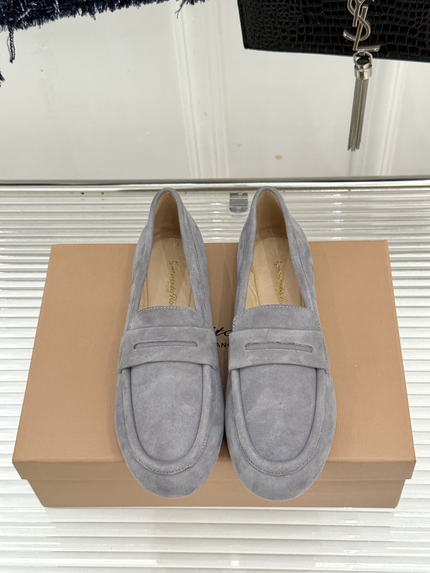 Gianvito Rossi 26WF新品 麂皮复古平底乐福鞋 麂皮复古自带高级肌理 平底软弹久走不累 一脚蹬穿脱超省心 Gianvito Rossi 26WF新品 麂皮复古平底乐福鞋 麂皮复古自带高级肌理 平底软弹久走不累 一脚蹬穿脱超省心