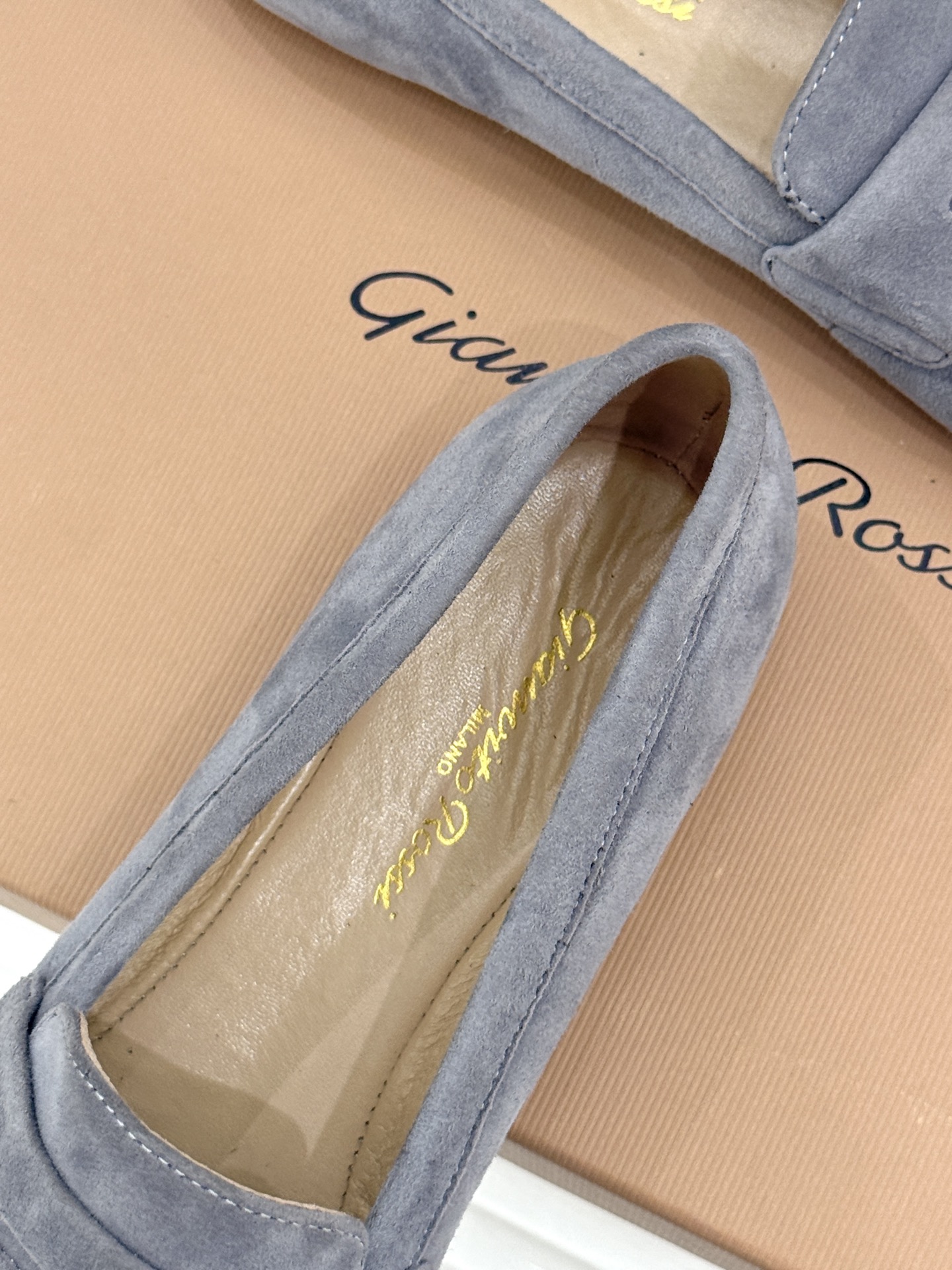 Gianvito Rossi 26WF新品 麂皮复古平底乐福鞋 麂皮复古自带高级肌理 平底软弹久走不累 一脚蹬穿脱超省心 Gianvito Rossi 26WF新品 麂皮复古平底乐福鞋 麂皮复古自带高级肌理 平底软弹久走不累 一脚蹬穿脱超省心