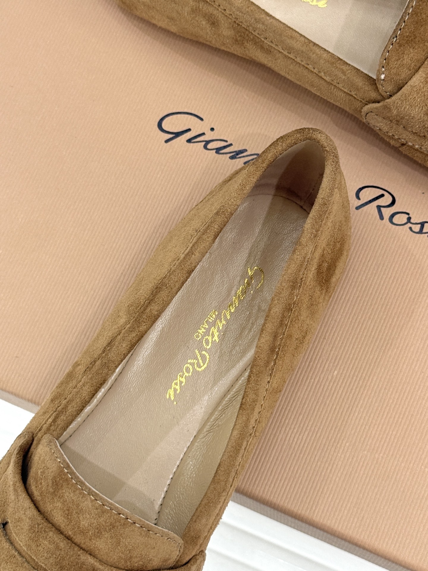 Gianvito Rossi 26WF新品 麂皮复古平底乐福鞋 麂皮复古自带高级肌理 平底软弹久走不累 一脚蹬穿脱超省心 Gianvito Rossi 26WF新品 麂皮复古平底乐福鞋 麂皮复古自带高级肌理 平底软弹久走不累 一脚蹬穿脱超省心