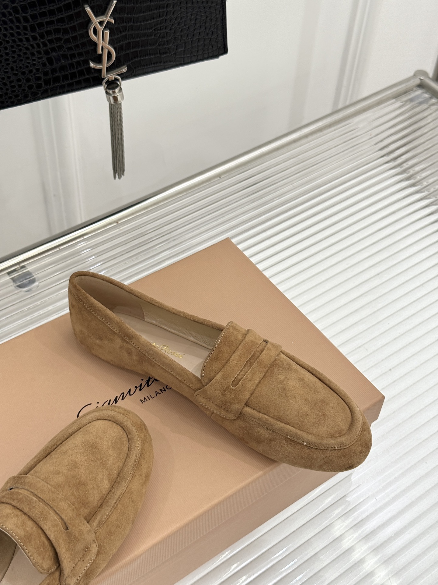 Gianvito Rossi 26WF新品 麂皮复古平底乐福鞋 麂皮复古自带高级肌理 平底软弹久走不累 一脚蹬穿脱超省心 Gianvito Rossi 26WF新品 麂皮复古平底乐福鞋 麂皮复古自带高级肌理 平底软弹久走不累 一脚蹬穿脱超省心