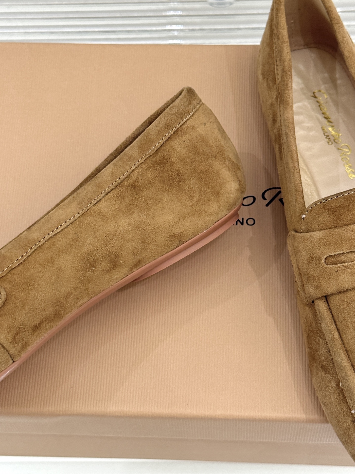 Gianvito Rossi 26WF新品 麂皮复古平底乐福鞋 麂皮复古自带高级肌理 平底软弹久走不累 一脚蹬穿脱超省心 Gianvito Rossi 26WF新品 麂皮复古平底乐福鞋 麂皮复古自带高级肌理 平底软弹久走不累 一脚蹬穿脱超省心