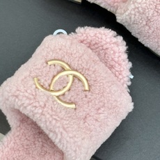 CHANE* |小香经典金属双C 一字带实木厚底毛拖 金属双C嵌于一字带表面 实木厚底悄悄拉长腿线 羊羔毛裹住软糯暖意 CHANE* |小香经典金属双C 一字带实木厚底毛拖 金属双C嵌于一字带表面 实木厚底悄悄拉长腿线 羊羔毛裹住软糯暖意