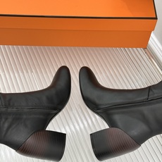 Hermès/爱马仕26WF新品极简 复古粗跟长靴 极简方头裁出利落线条 粗跟稳当悄悄拉高比例 头层小牛皮肌理细腻柔润 Hermès/爱马仕26WF新品极简 复古粗跟长靴 极简方头裁出利落线条 粗跟稳当悄悄拉高比例 头层小牛皮肌理细腻柔润