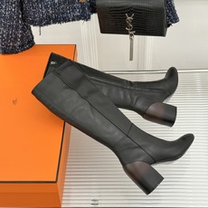 Hermès/爱马仕26WF新品极简 复古粗跟长靴 极简方头裁出利落线条 粗跟稳当悄悄拉高比例 头层小牛皮肌理细腻柔润 Hermès/爱马仕26WF新品极简 复古粗跟长靴 极简方头裁出利落线条 粗跟稳当悄悄拉高比例 头层小牛皮肌理细腻柔润