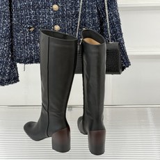 Hermès/爱马仕26WF新品极简 复古粗跟长靴 极简方头裁出利落线条 粗跟稳当悄悄拉高比例 头层小牛皮肌理细腻柔润 Hermès/爱马仕26WF新品极简 复古粗跟长靴 极简方头裁出利落线条 粗跟稳当悄悄拉高比例 头层小牛皮肌理细腻柔润