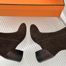 Hermès/爱马仕26WF新品极简 复古粗跟长靴 极简方头裁出利落线条 粗跟稳当悄悄拉高比例 头层小牛皮肌理细腻柔润 Hermès/爱马仕26WF新品极简 复古粗跟长靴 极简方头裁出利落线条 粗跟稳当悄悄拉高比例 头层小牛皮肌理细腻柔润