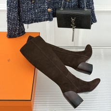 Hermès/爱马仕26WF新品极简 复古粗跟长靴 极简方头裁出利落线条 粗跟稳当悄悄拉高比例 头层小牛皮肌理细腻柔润 Hermès/爱马仕26WF新品极简 复古粗跟长靴 极简方头裁出利落线条 粗跟稳当悄悄拉高比例 头层小牛皮肌理细腻柔润