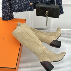 Hermès/爱马仕26WF新品极简 复古粗跟长靴 极简方头裁出利落线条 粗跟稳当悄悄拉高比例 头层小牛皮肌理细腻柔润 Hermès/爱马仕26WF新品极简 复古粗跟长靴 极简方头裁出利落线条 粗跟稳当悄悄拉高比例 头层小牛皮肌理细腻柔润