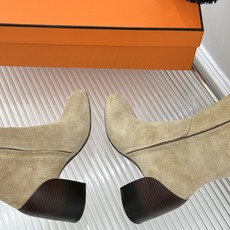 Hermès/爱马仕26WF新品极简 复古粗跟长靴 极简方头裁出利落线条 粗跟稳当悄悄拉高比例 头层小牛皮肌理细腻柔润 Hermès/爱马仕26WF新品极简 复古粗跟长靴 极简方头裁出利落线条 粗跟稳当悄悄拉高比例 头层小牛皮肌理细腻柔润