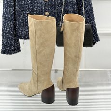 Hermès/爱马仕26WF新品极简 复古粗跟长靴 极简方头裁出利落线条 粗跟稳当悄悄拉高比例 头层小牛皮肌理细腻柔润 Hermès/爱马仕26WF新品极简 复古粗跟长靴 极简方头裁出利落线条 粗跟稳当悄悄拉高比例 头层小牛皮肌理细腻柔润