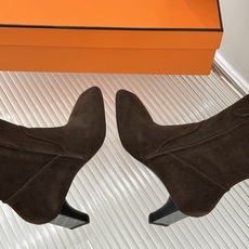 Hermès/爱马仕26WF新品极简 方头复古粗跟长靴 极简方头裁出利落线条 粗跟稳当悄悄拉高比例 头层小牛皮肌理细腻柔 Hermès/爱马仕26WF新品极简 方头复古粗跟长靴 极简方头裁出利落线条 粗跟稳当悄悄拉高比例 头层小牛皮肌理细腻柔