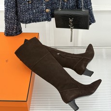 Hermès/爱马仕26WF新品极简 方头复古粗跟长靴 极简方头裁出利落线条 粗跟稳当悄悄拉高比例 头层小牛皮肌理细腻柔 Hermès/爱马仕26WF新品极简 方头复古粗跟长靴 极简方头裁出利落线条 粗跟稳当悄悄拉高比例 头层小牛皮肌理细腻柔