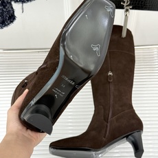 Hermès/爱马仕26WF新品极简 方头复古粗跟长靴 极简方头裁出利落线条 粗跟稳当悄悄拉高比例 头层小牛皮肌理细腻柔 Hermès/爱马仕26WF新品极简 方头复古粗跟长靴 极简方头裁出利落线条 粗跟稳当悄悄拉高比例 头层小牛皮肌理细腻柔