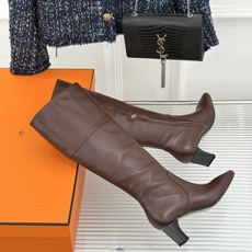 Hermès/爱马仕26WF新品极简 方头复古粗跟长靴 极简方头裁出利落线条 粗跟稳当悄悄拉高比例 头层小牛皮肌理细腻柔 Hermès/爱马仕26WF新品极简 方头复古粗跟长靴 极简方头裁出利落线条 粗跟稳当悄悄拉高比例 头层小牛皮肌理细腻柔