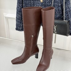 Hermès/爱马仕26WF新品极简 方头复古粗跟长靴 极简方头裁出利落线条 粗跟稳当悄悄拉高比例 头层小牛皮肌理细腻柔 Hermès/爱马仕26WF新品极简 方头复古粗跟长靴 极简方头裁出利落线条 粗跟稳当悄悄拉高比例 头层小牛皮肌理细腻柔