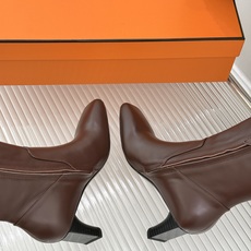 Hermès/爱马仕26WF新品极简 方头复古粗跟长靴 极简方头裁出利落线条 粗跟稳当悄悄拉高比例 头层小牛皮肌理细腻柔 Hermès/爱马仕26WF新品极简 方头复古粗跟长靴 极简方头裁出利落线条 粗跟稳当悄悄拉高比例 头层小牛皮肌理细腻柔