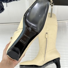 Hermès/爱马仕26WF新品极简 方头复古粗跟长靴 极简方头裁出利落线条 粗跟稳当悄悄拉高比例 头层小牛皮肌理细腻柔 Hermès/爱马仕26WF新品极简 方头复古粗跟长靴 极简方头裁出利落线条 粗跟稳当悄悄拉高比例 头层小牛皮肌理细腻柔