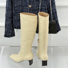 Hermès/爱马仕26WF新品极简 方头复古粗跟长靴 极简方头裁出利落线条 粗跟稳当悄悄拉高比例 头层小牛皮肌理细腻柔 Hermès/爱马仕26WF新品极简 方头复古粗跟长靴 极简方头裁出利落线条 粗跟稳当悄悄拉高比例 头层小牛皮肌理细腻柔
