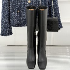 Hermès/爱马仕26WF新品极简 方头复古粗跟长靴 极简方头裁出利落线条 粗跟稳当悄悄拉高比例 头层小牛皮肌理细腻柔 Hermès/爱马仕26WF新品极简 方头复古粗跟长靴 极简方头裁出利落线条 粗跟稳当悄悄拉高比例 头层小牛皮肌理细腻柔