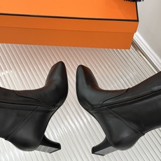 Hermès/爱马仕26WF新品极简 方头复古粗跟长靴 极简方头裁出利落线条 粗跟稳当悄悄拉高比例 头层小牛皮肌理细腻柔 Hermès/爱马仕26WF新品极简 方头复古粗跟长靴 极简方头裁出利落线条 粗跟稳当悄悄拉高比例 头层小牛皮肌理细腻柔