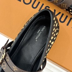 L*V驴牌26WF新品豹纹 双带平底玛丽珍鞋 豹纹老花覆满复古野趣 双皮搭带配亮金扣饰 平底软弹久穿也不累脚 搭短裙牛仔 L*V驴牌26WF新品豹纹 双带平底玛丽珍鞋 豹纹老花覆满复古野趣 双皮搭带配亮金扣饰 平底软弹久穿也不累脚 搭短裙牛仔