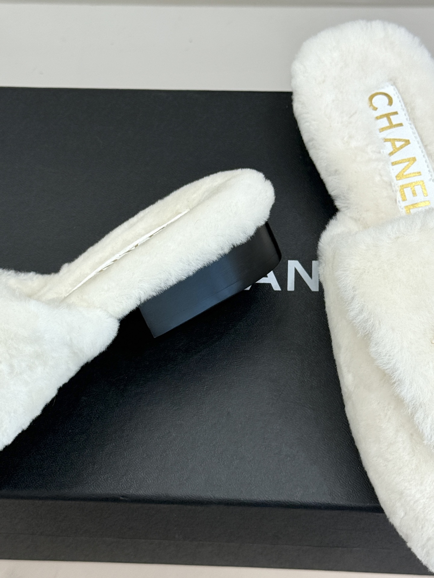 CHANE* ｜小香经典翻盖双C 书包扣包头平底毛拖 双C扣缀着金属光泽 包头锁温又护趾 羊羔毛软糯亲肤 平底软弹久穿不