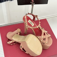 Valentino/华伦天奴26WF新品 铆钉恨天高防水台高跟凉鞋 金字塔铆钉刻入基因 防水台稳稳托住气场 哑光皮革冷冽 Valentino/华伦天奴26WF新品 铆钉恨天高防水台高跟凉鞋 金字塔铆钉刻入基因 防水台稳稳托住气场 哑光皮革冷冽