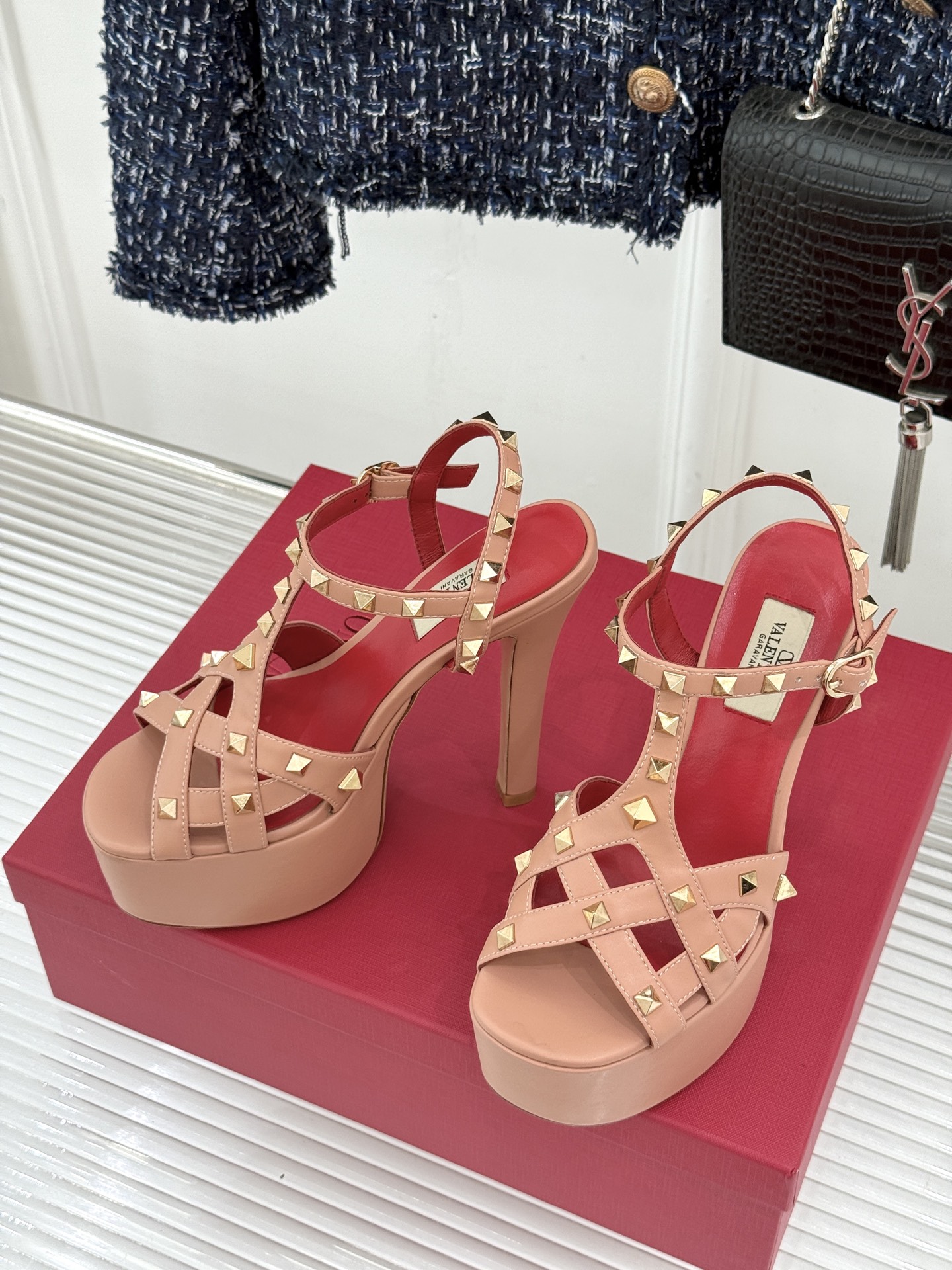 Valentino/华伦天奴26WF新品 铆钉恨天高防水台高跟凉鞋 金字塔铆钉刻入基因 防水台稳稳托住气场 哑光皮革冷冽 Valentino/华伦天奴26WF新品 铆钉恨天高防水台高跟凉鞋 金字塔铆钉刻入基因 防水台稳稳托住气场 哑光皮革冷冽