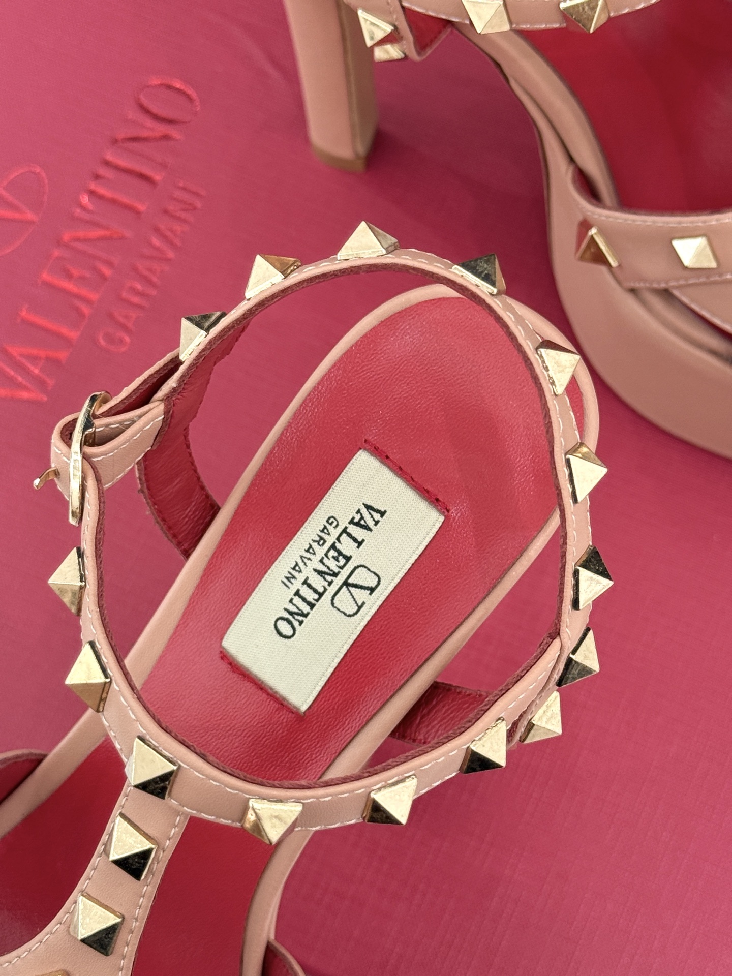 Valentino/华伦天奴26WF新品 铆钉恨天高防水台高跟凉鞋 金字塔铆钉刻入基因 防水台稳稳托住气场 哑光皮革冷冽 Valentino/华伦天奴26WF新品 铆钉恨天高防水台高跟凉鞋 金字塔铆钉刻入基因 防水台稳稳托住气场 哑光皮革冷冽